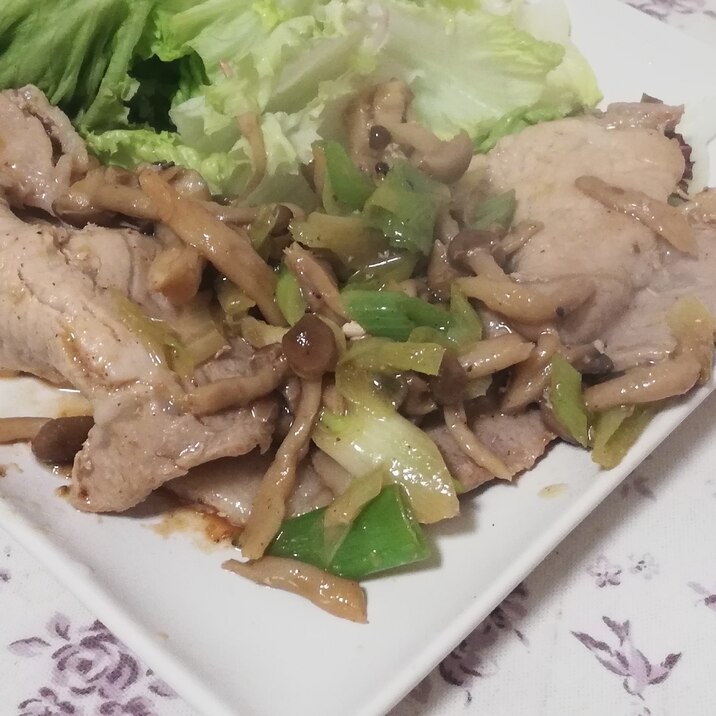 薄切り肉で簡単！豚肉としめじの甘辛炒め